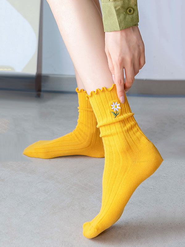 Small Daisy Embroidered Cotton Crimp Socks